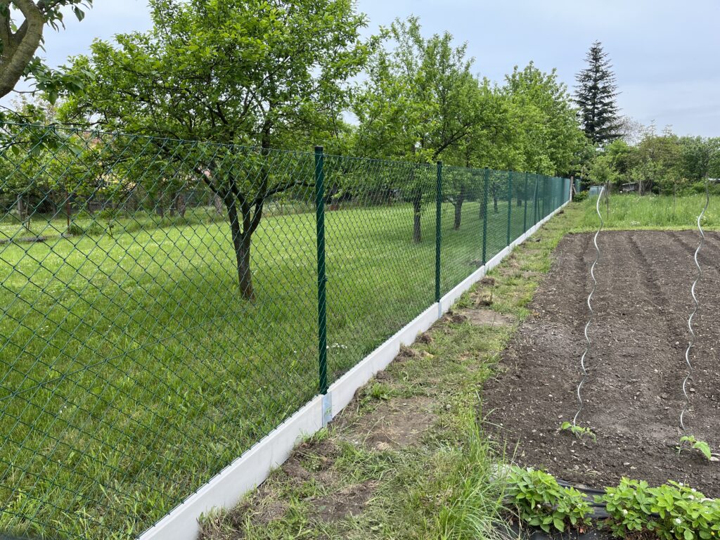 drátěný plot, sloupek, podhrabová deska zahrada