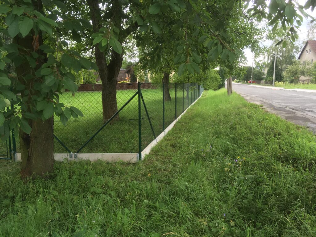 drátěný plot s podhrabovou deskou