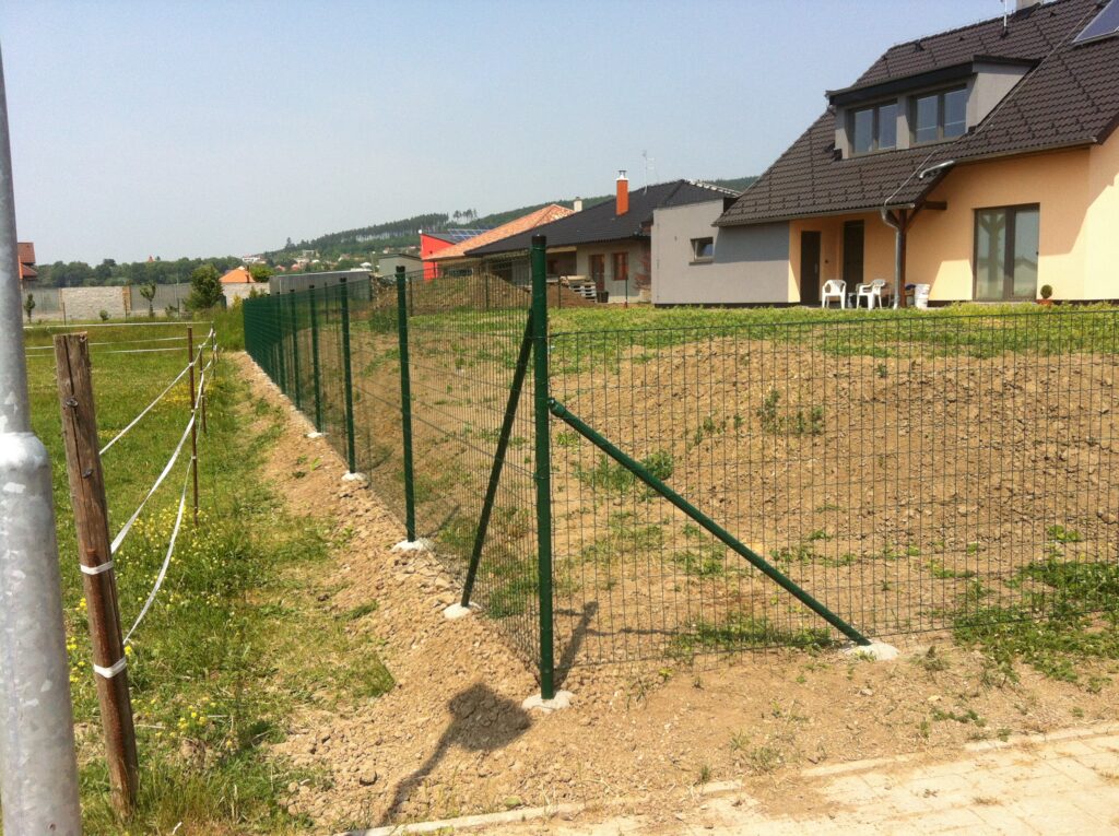 2D plot u rodinného domu, zabetonované sloupky