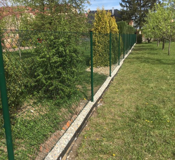 drátěný plot, sloupek, podhrabová deska, plot zahrada
